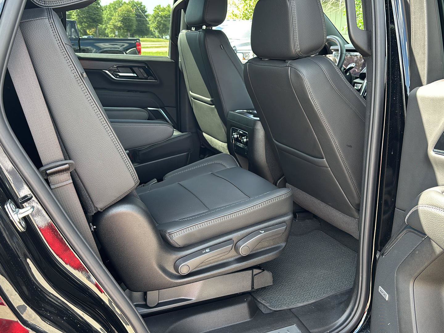 Used 2026 GMC Yukon Denali w/ Sun & Power Step Package AWD/4WD image 23