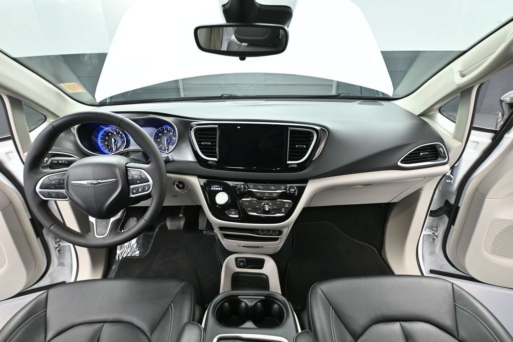 Used 2024 Chrysler Pacifica Touring-L FWD image 18