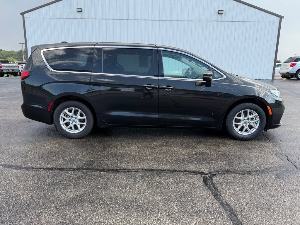 Used 2023 Chrysler Pacifica Touring-L FWD image 4