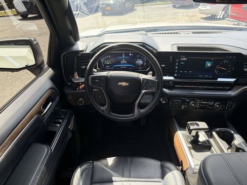 Used 2023 Chevrolet Silverado 1500 High Country RWD image 2