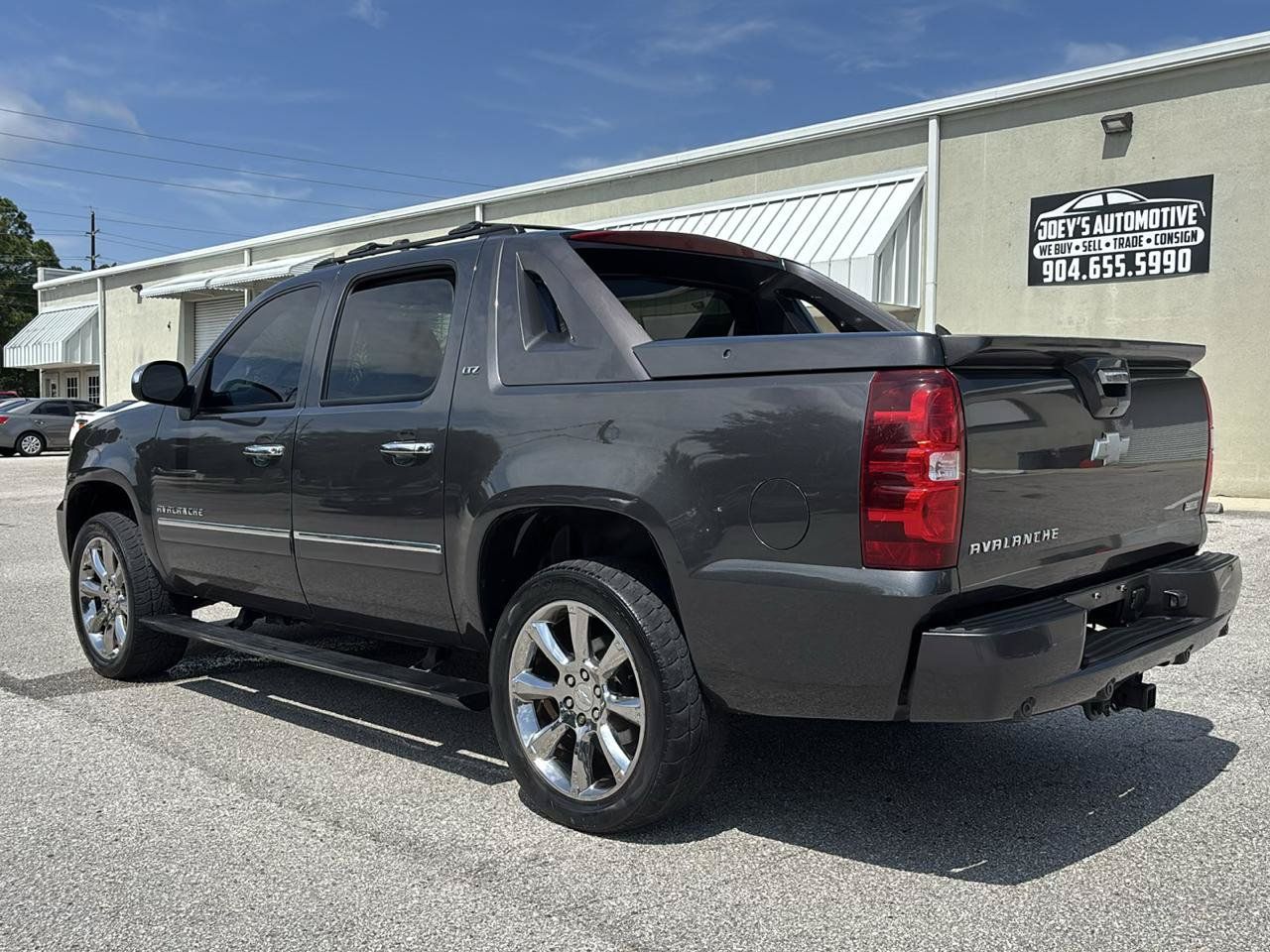 Used 2011 Chevrolet Avalanche LTZ AWD/4WD image 9