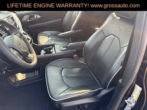 Used 2025 Chrysler Pacifica Limited FWD image 17