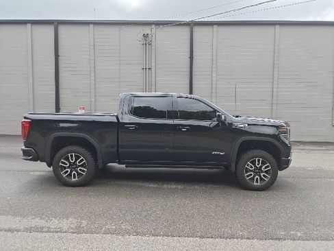 Used 2025 GMC Sierra 1500 AT4 w/ Technology Package AWD/4WD image 2