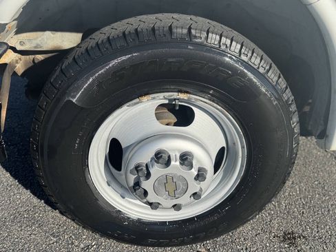 Used 2010 Chevrolet Express 3500 RWD image 19