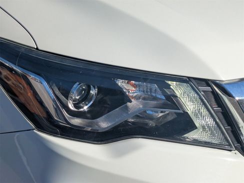 Used 2020 Nissan Pathfinder SV image 10