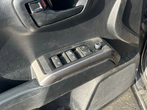 Used 2018 Toyota Tacoma SR5 image 8