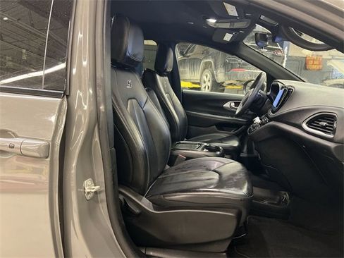 Used 2023 Chrysler Pacifica Touring-L w/ S Appearance Package image 19