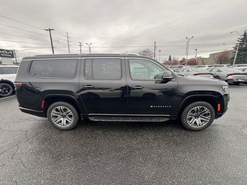 Used 2024 Jeep Wagoneer L Series II w/ Flexible Seating Group AWD/4WD image 8
