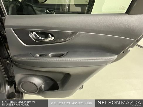 Used 2017 Nissan Rogue SV FWD image 22