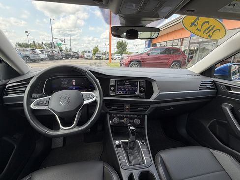 Used 2024 Volkswagen Jetta SE FWD image 11