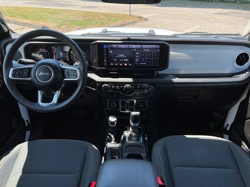 Used 2025 Jeep Wrangler Unlimited Sahara AWD/4WD image 35