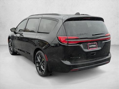 New 2026 Chrysler Pacifica Select image 7