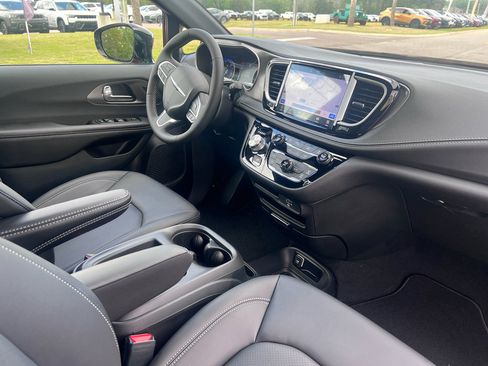 New 2026 Chrysler Pacifica Select image 16