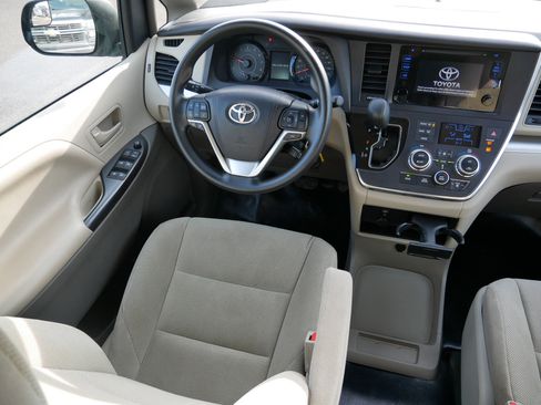 Used 2015 Toyota Sienna L image 9