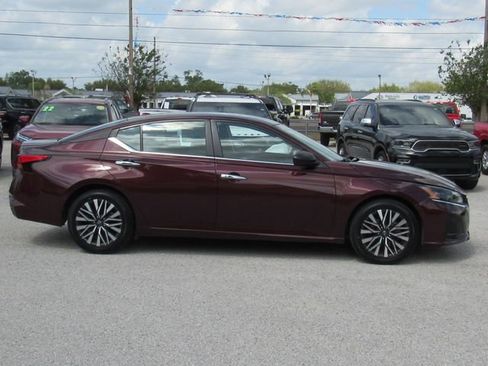 Used 2024 Nissan Altima 2.5 SV image 2