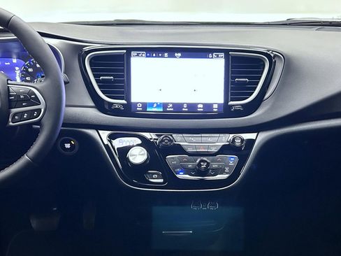 Used 2025 Chrysler Pacifica Select FWD image 13