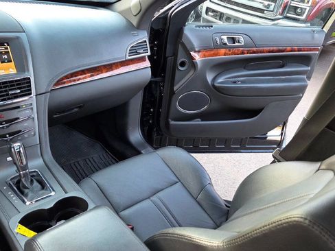 Used 2019 Lincoln MKT AWD image 33