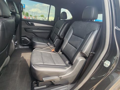 Used 2025 Buick Enclave Preferred AWD/4WD image 18