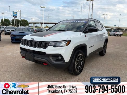 Used 2025 Jeep Compass Trailhawk w/ Trailer Tow Group AWD/4WD image 1