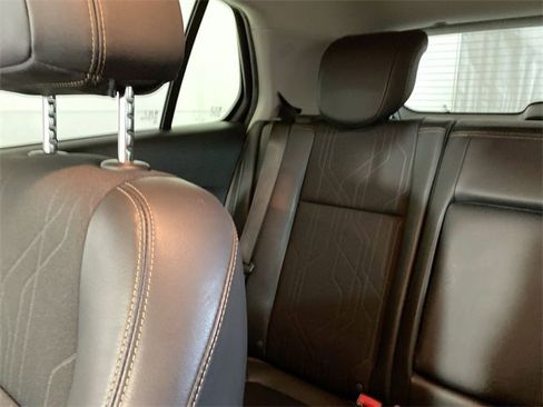 Used 2022 Chevrolet Trax LT w/ LT Convenience Package image 12