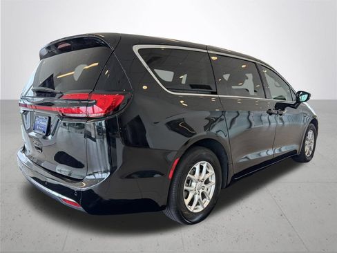 Used 2025 Chrysler Pacifica Select FWD image 7