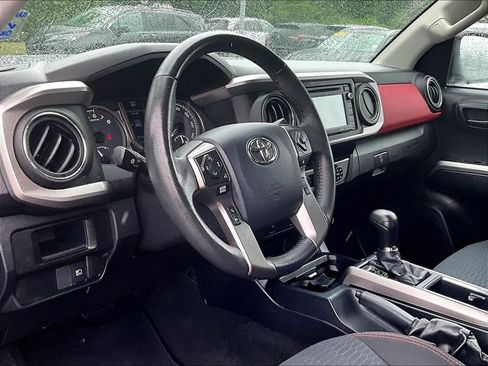 Used 2019 Toyota Tacoma SR5 AWD/4WD image 8