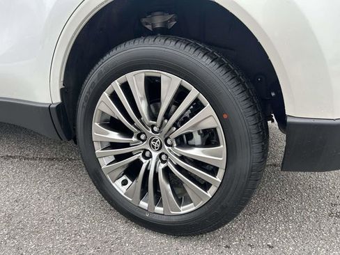 Used 2024 Toyota Venza Limited image 10