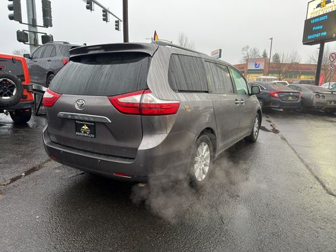Used 2016 Toyota Sienna Limited image 6