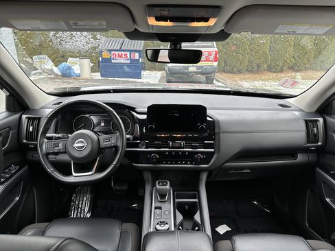 Used 2024 Nissan Pathfinder SL w/ Black Appearance Package image 16