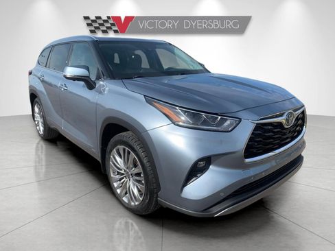 Used 2024 Toyota Highlander Platinum image 2