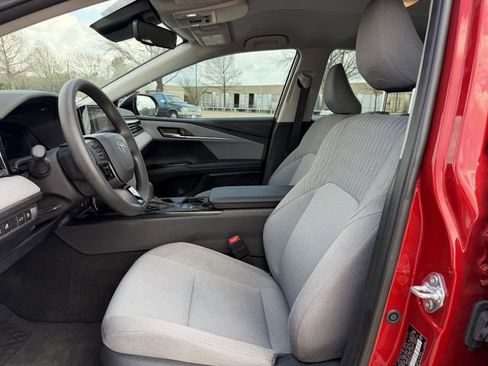 Used 2025 Toyota Camry LE w/ Convenience Package image 24