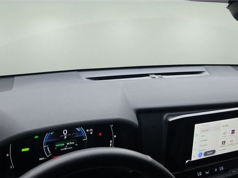 Used 2025 Toyota Camry SE image 9