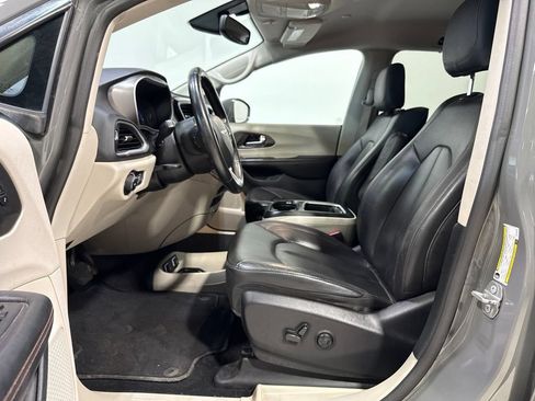 Used 2020 Chrysler Pacifica Touring-L Plus FWD image 11