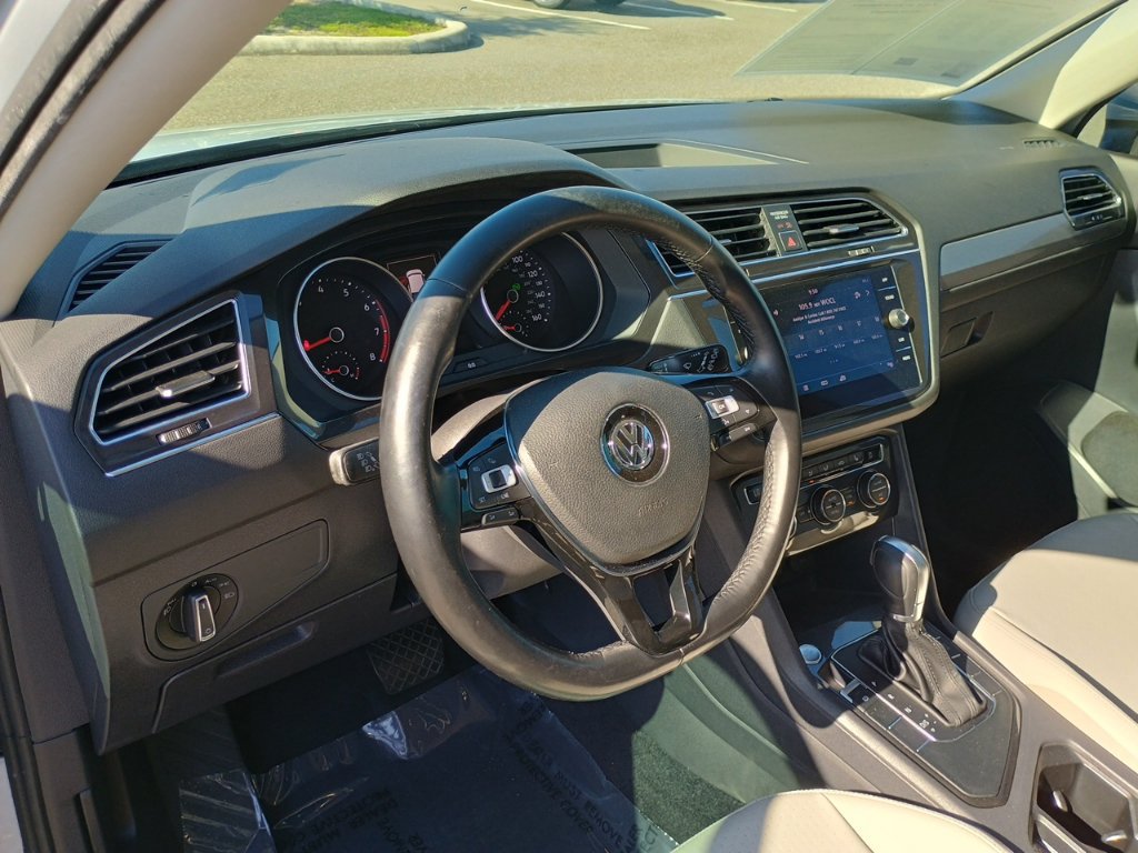 Used 2018 Volkswagen Tiguan SE w/ 18" Alloy Wheels Package FWD image 11