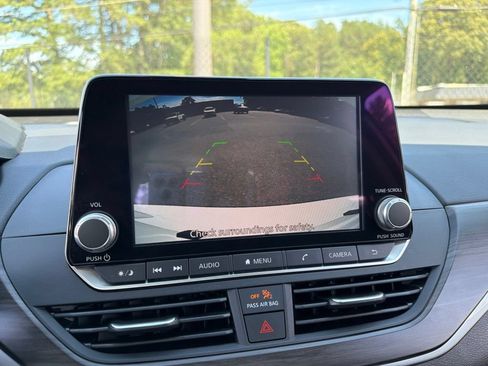 Used 2025 Nissan Altima 2.5 SV FWD image 11