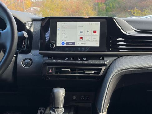 Used 2025 Toyota Camry SE image 18