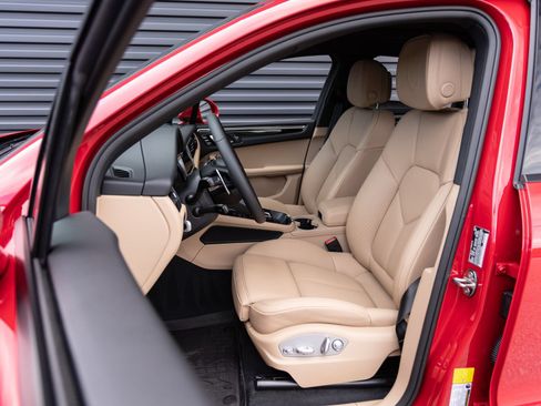 Certified 2026 Porsche Macan AWD/4WD image 5