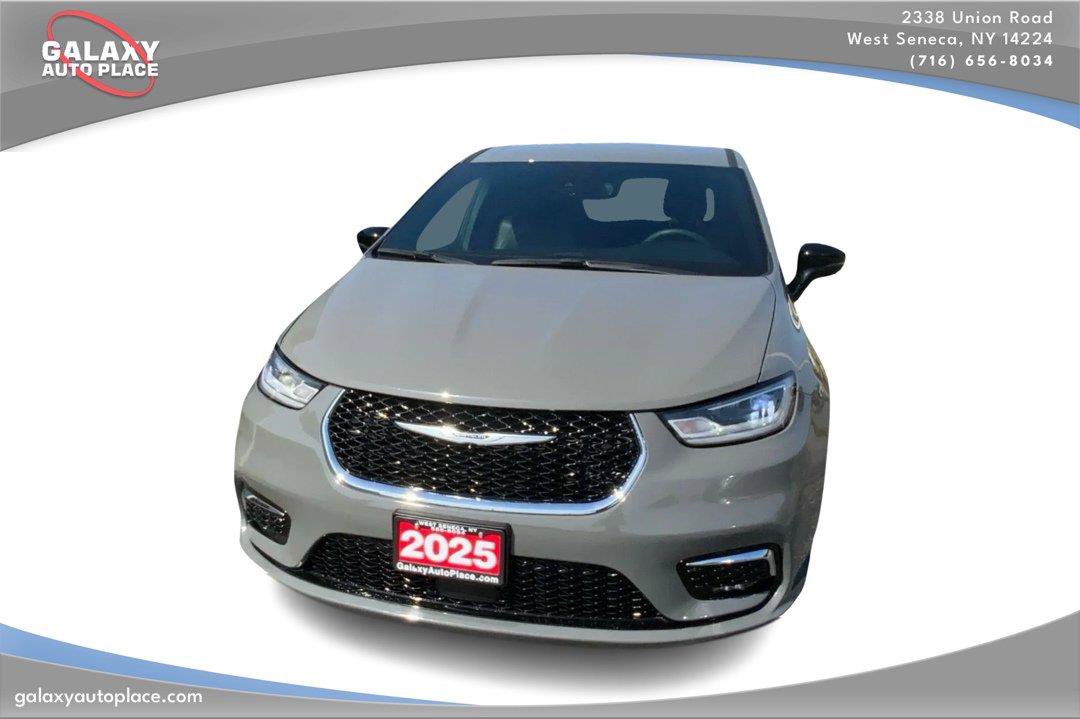 Used 2025 Chrysler Pacifica Select FWD image 2