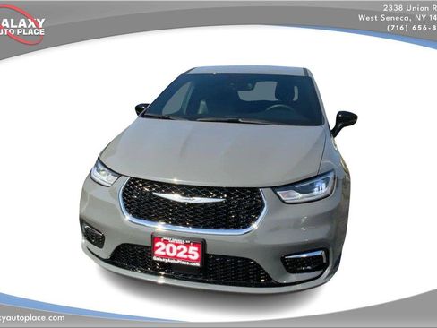 Used 2025 Chrysler Pacifica Select FWD image 2