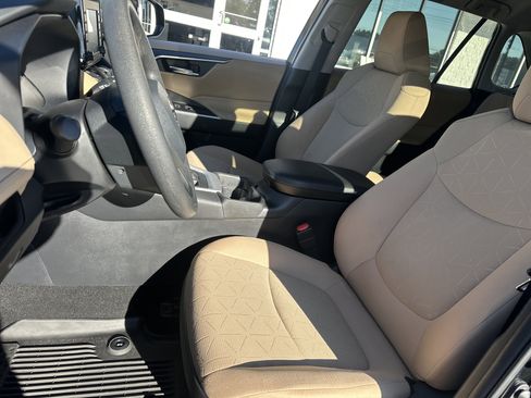 Used 2021 Toyota RAV4 XLE image 11