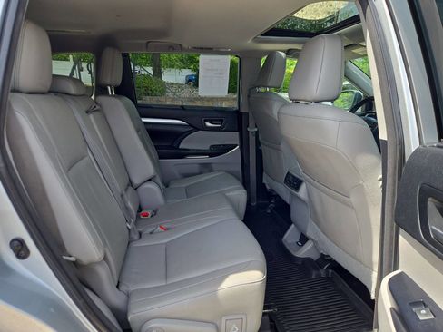 Used 2018 Toyota Highlander XLE AWD/4WD image 24