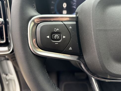 Used 2025 Volvo XC40 B5 Plus image 19