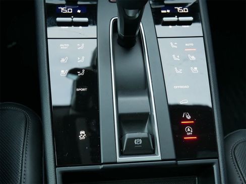 Certified 2025 Porsche Macan image 17