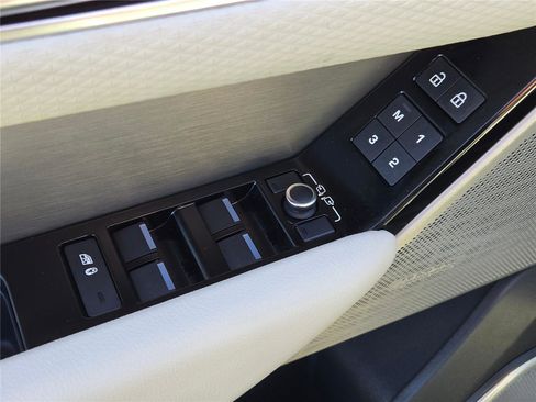 Used 2021 Land Rover Range Rover Velar R-Dynamic S image 23