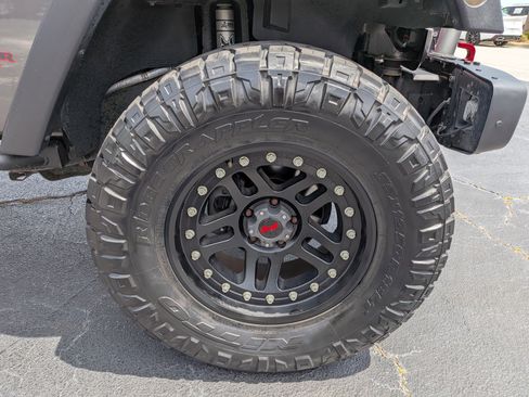 Used 2017 Jeep Wrangler Unlimited Rubicon image 12