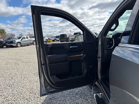 Used 2022 Chevrolet Silverado 1500 High Country w/ Technology Package image 17