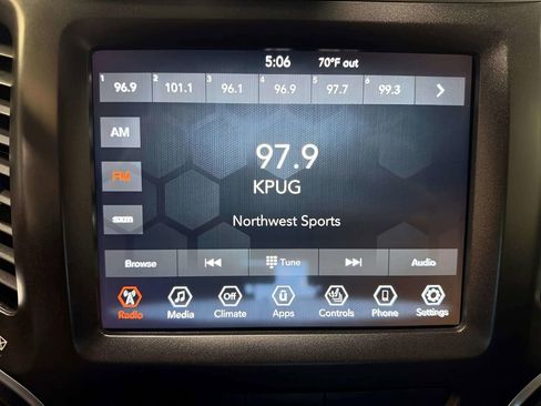 Used 2019 Jeep Cherokee Trailhawk w/ Comfort & Convenience Group AWD/4WD image 16