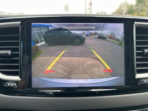Used 2024 Chrysler Pacifica Touring-L FWD image 25