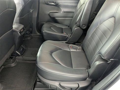 Used 2023 Toyota Highlander XLE image 27