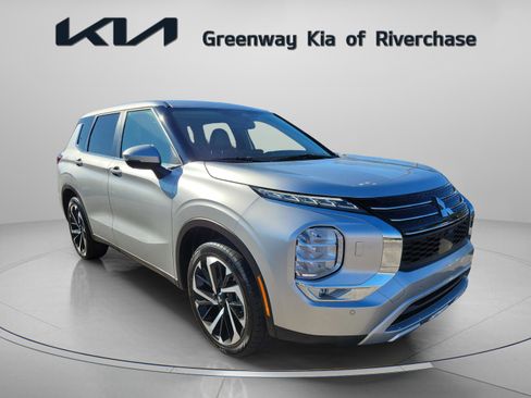 Used 2024 Mitsubishi Outlander SE image 1